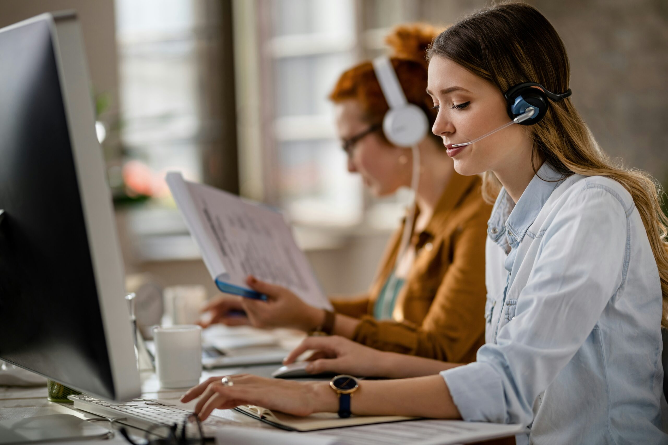 Cura HR - A professional HR support team with headsets providing nationwide HR advisory services for growing businesses